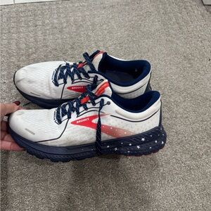 Adult size 10 womens Brooks